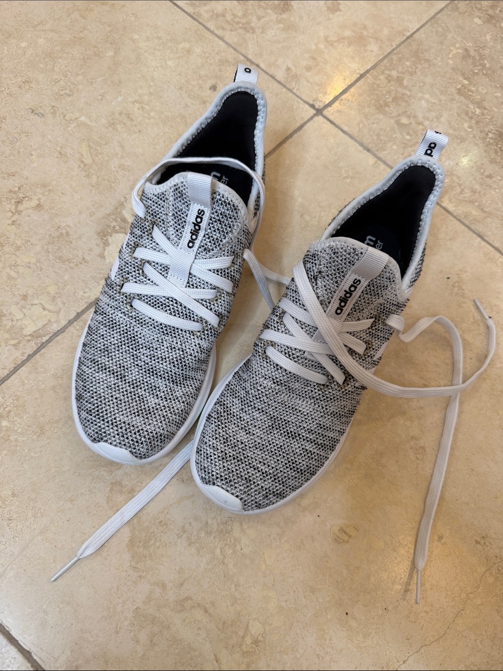 💕Adidas Women's Black & White Knit Sneakers💕